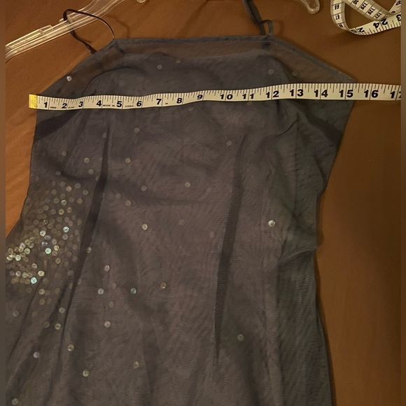 Express World brand size 1/2 woman's dress. Thin straps, 3 layers.
Zip back > - Picture 10 of 12